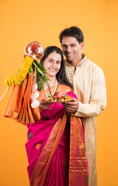 Elegantní indický pár v tradičním nošení gudhi Padwa púdžá, asijský pár & púdžá Thali, indický mladý pár s púdžá nebo Pooja Thali, hinduistický nový rok gudhi/Gudi Padwa, izolovaný — Stock fotografie