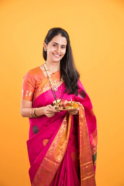 Indianka, wykonywanie pudży, indyjski dziewczyna z pooja thali lub puja thali, portret pięknej młodej damy z pooja thali, na białym tle nad żółtym tle — Zdjęcie stockowe