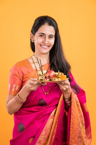 Mujer india realizando puja, chica india con pooja thali o puja thali, retrato de una hermosa joven con pooja thali, aislado sobre fondo amarillo — Foto de Stock