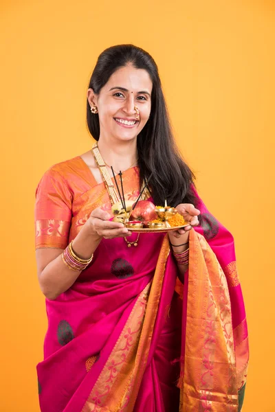 Indická žena provádí púdžu, indická dívka s pooja thali nebo púdža thali, portrét krásná mladá dáma s pooja thali, izolované žluté pozadí — Stock fotografie