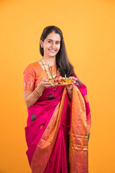 Mujer india realizando puja, chica india con pooja thali o puja thali, retrato de una hermosa joven con pooja thali, aislado sobre fondo amarillo — Foto de Stock