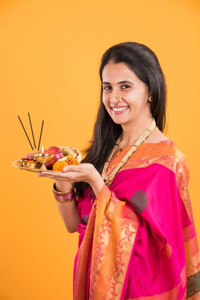 Mujer india realizando puja, chica india con pooja thali o puja thali, retrato de una hermosa joven con pooja thali, aislado sobre fondo amarillo — Foto de Stock