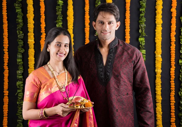 Porträt eines maharashtrischen Paares mit Puja Thali, eines indischen Paares mit Puja Thali oder Pooja Thali, eines indischen Paares, das Diwali, Laxmi Pujan, ein asiatisches Paar und Puja Thali feiert, eines Paares, das betet — Stockfoto