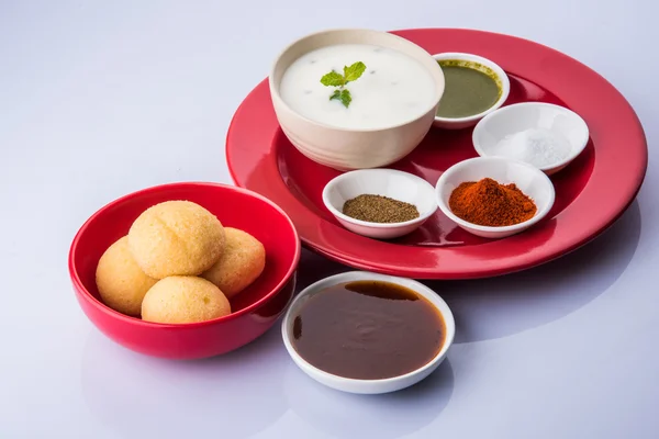 几乎落选或着随身也称为豆腐点心在南印度，受欢迎的小吃闻名印度备浸泡扁豆伟德在厚着或酸奶，配上辣 & 甜辣酱等 — 图库照片
