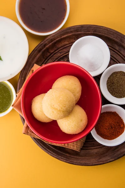 Dahi vada of dahi vademecum ook bekend als Curd Vadai in Zuid-India, een populaire snack beroemd over de hele India bereid door inweken linze vadas in dikke dahi of yoghurt, overgoten met pittige & zoete chutney enz — Stockfoto