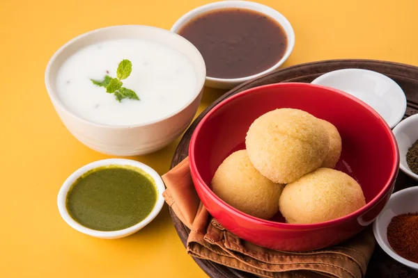 Dahi vada eller dahi vade kallas även ostmassa Vadai i södra Indien är ett populärt mellanmål berömda över hela Indien förberett genom att blötlägga linser vadas i tjocka dahi eller yoghurt, toppad med kryddig & söt chutney etc — Stockfoto