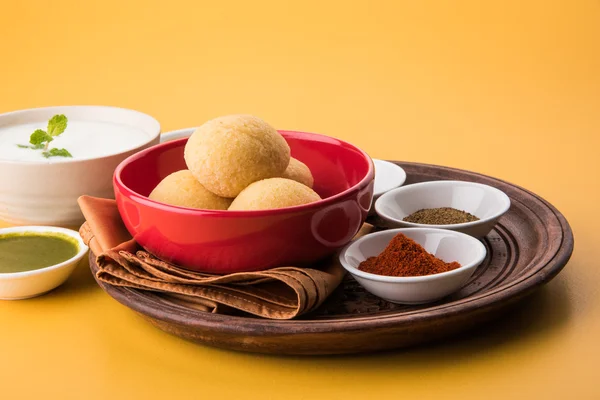 Dahi vada atau dahi vade juga dikenal sebagai Curd Vadai di India Selatan, makanan ringan populer di seluruh India yang disiapkan dengan merendam lentil vadas dalam dadu tebal atau yogurt, diatapi dengan chutney pedas & manis dll — Stok Foto
