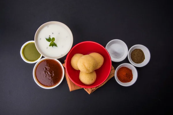 几乎落选或着随身也称为豆腐点心在南印度，受欢迎的小吃闻名印度备浸泡扁豆伟德在厚着或酸奶，配上辣 & 甜辣酱等 — 图库照片