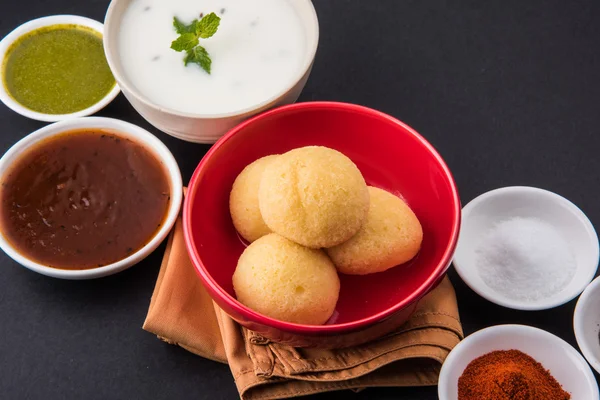 Dahi vada of dahi vademecum ook bekend als Curd Vadai in Zuid-India, een populaire snack beroemd over de hele India bereid door inweken linze vadas in dikke dahi of yoghurt, overgoten met pittige & zoete chutney enz — Stockfoto