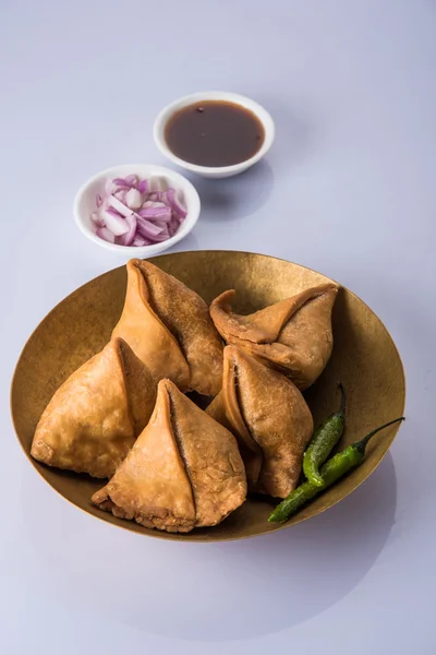 Veg potato Samosa with sauces, Homemade Fried Indian Samosa with Mint Chutney Sauce, famous indian tea time snack — Stock Photo, Image