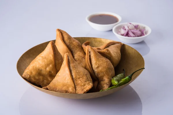 Veg potato Samosa with sauces, Homemade Fried Indian Samosa with Mint Chutney Sauce, famous indian tea time snack — Stock Photo, Image