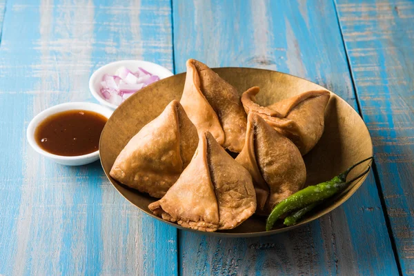 Patata di Veg Samosa con salse, Samosa indiana fritta fatta in casa con salsa di menta e chutney, famoso spuntino dell'ora del tè indiano — Foto Stock