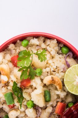 Upma veya upama veya uppuma, favori güneyde Hint tatlı ve tuzlu kahvaltı menüsü veya aperatifler