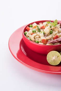 Upma veya upama veya uppuma, favori güneyde Hint tatlı ve tuzlu kahvaltı menüsü veya aperatifler