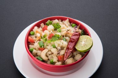 Upma veya upama veya uppuma, favori güneyde Hint tatlı ve tuzlu kahvaltı menüsü veya aperatifler