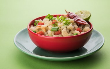 Upma veya upama veya uppuma, favori güneyde Hint tatlı ve tuzlu kahvaltı menüsü veya aperatifler