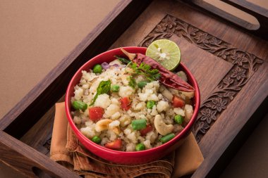Upma veya upama veya uppuma, favori güneyde Hint tatlı ve tuzlu kahvaltı menüsü veya aperatifler