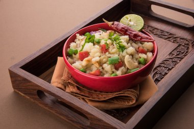Upma veya upama veya uppuma, favori güneyde Hint tatlı ve tuzlu kahvaltı menüsü veya aperatifler