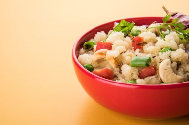 Upma veya upama veya uppuma, favori güneyde Hint tatlı ve tuzlu kahvaltı menüsü veya aperatifler