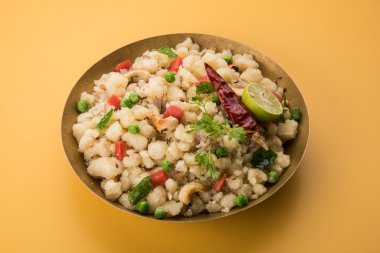 Upma veya upama veya uppuma, favori güneyde Hint tatlı ve tuzlu kahvaltı menüsü veya aperatifler