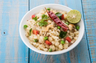 Upma veya upama veya uppuma, favori güneyde Hint tatlı ve tuzlu kahvaltı menüsü veya aperatifler