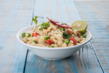 Upma veya upama veya uppuma, favori güneyde Hint tatlı ve tuzlu kahvaltı menüsü veya aperatifler