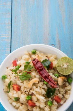 Upma veya upama veya uppuma, favori güneyde Hint tatlı ve tuzlu kahvaltı menüsü veya aperatifler