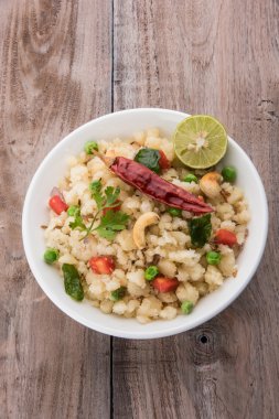 Upma veya upama veya uppuma, favori güneyde Hint tatlı ve tuzlu kahvaltı menüsü veya aperatifler