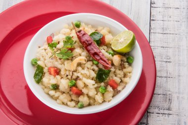 Upma veya upama veya uppuma, favori güneyde Hint tatlı ve tuzlu kahvaltı menüsü veya aperatifler