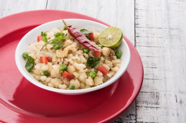 Upma veya upama veya uppuma, favori güneyde Hint tatlı ve tuzlu kahvaltı menüsü veya aperatifler