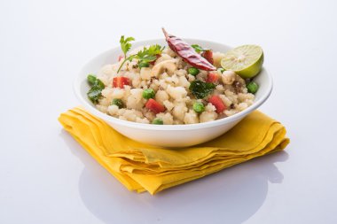 Upma veya upama veya uppuma, favori güneyde Hint tatlı ve tuzlu kahvaltı menüsü veya aperatifler