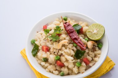 Upma veya upama veya uppuma, favori güneyde Hint tatlı ve tuzlu kahvaltı menüsü veya aperatifler