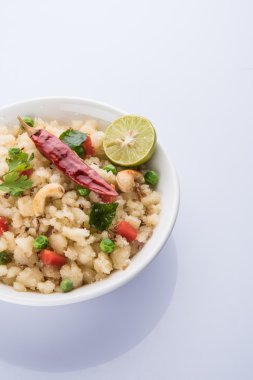 Upma veya upama veya uppuma, favori güneyde Hint tatlı ve tuzlu kahvaltı menüsü veya aperatifler