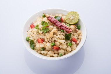 Upma veya upama veya uppuma, favori güneyde Hint tatlı ve tuzlu kahvaltı menüsü veya aperatifler