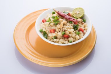 Upma veya upama veya uppuma, favori güneyde Hint tatlı ve tuzlu kahvaltı menüsü veya aperatifler
