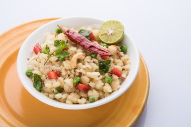 Upma veya upama veya uppuma, favori güneyde Hint tatlı ve tuzlu kahvaltı menüsü veya aperatifler