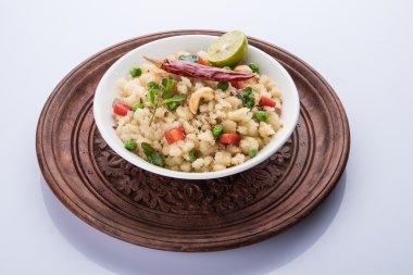 Upma veya upama veya uppuma, favori güneyde Hint tatlı ve tuzlu kahvaltı menüsü veya aperatifler