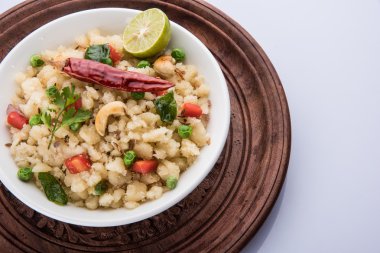 Upma veya upama veya uppuma, favori güneyde Hint tatlı ve tuzlu kahvaltı menüsü veya aperatifler