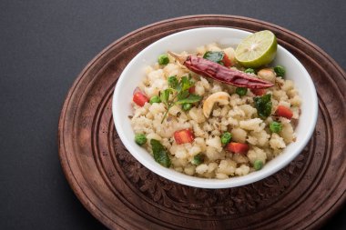 Upma veya upama veya uppuma, favori güneyde Hint tatlı ve tuzlu kahvaltı menüsü veya aperatifler