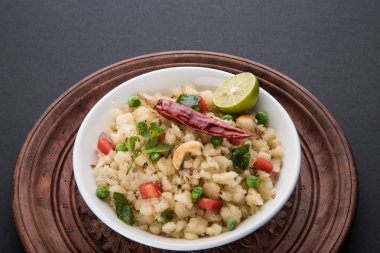Upma veya upama veya uppuma, favori güneyde Hint tatlı ve tuzlu kahvaltı menüsü veya aperatifler