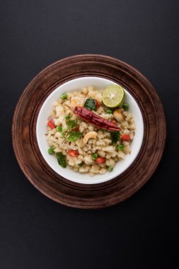Upma veya upama veya uppuma, favori güneyde Hint tatlı ve tuzlu kahvaltı menüsü veya aperatifler