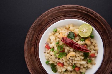 Upma veya upama veya uppuma, favori güneyde Hint tatlı ve tuzlu kahvaltı menüsü veya aperatifler