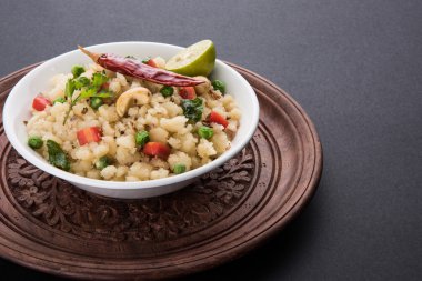 Upma veya upama veya uppuma, favori güneyde Hint tatlı ve tuzlu kahvaltı menüsü veya aperatifler