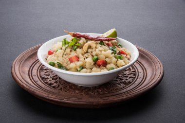 Upma veya upama veya uppuma, favori güneyde Hint tatlı ve tuzlu kahvaltı menüsü veya aperatifler