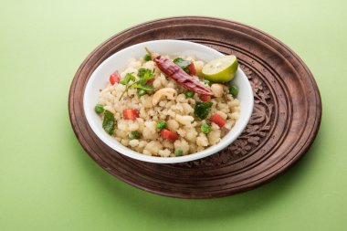 Upma veya upama veya uppuma, favori güneyde Hint tatlı ve tuzlu kahvaltı menüsü veya aperatifler