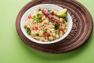 Upma veya upama veya uppuma, favori güneyde Hint tatlı ve tuzlu kahvaltı menüsü veya aperatifler