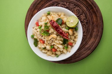 Upma veya upama veya uppuma, favori güneyde Hint tatlı ve tuzlu kahvaltı menüsü veya aperatifler