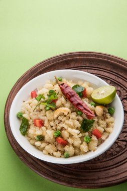 Upma veya upama veya uppuma, favori güneyde Hint tatlı ve tuzlu kahvaltı menüsü veya aperatifler
