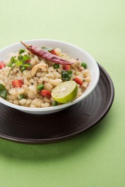 Upma veya upama veya uppuma, favori güneyde Hint tatlı ve tuzlu kahvaltı menüsü veya aperatifler