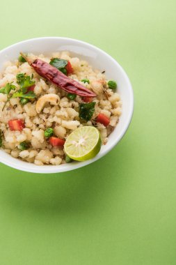 Upma veya upama veya uppuma, favori güneyde Hint tatlı ve tuzlu kahvaltı menüsü veya aperatifler